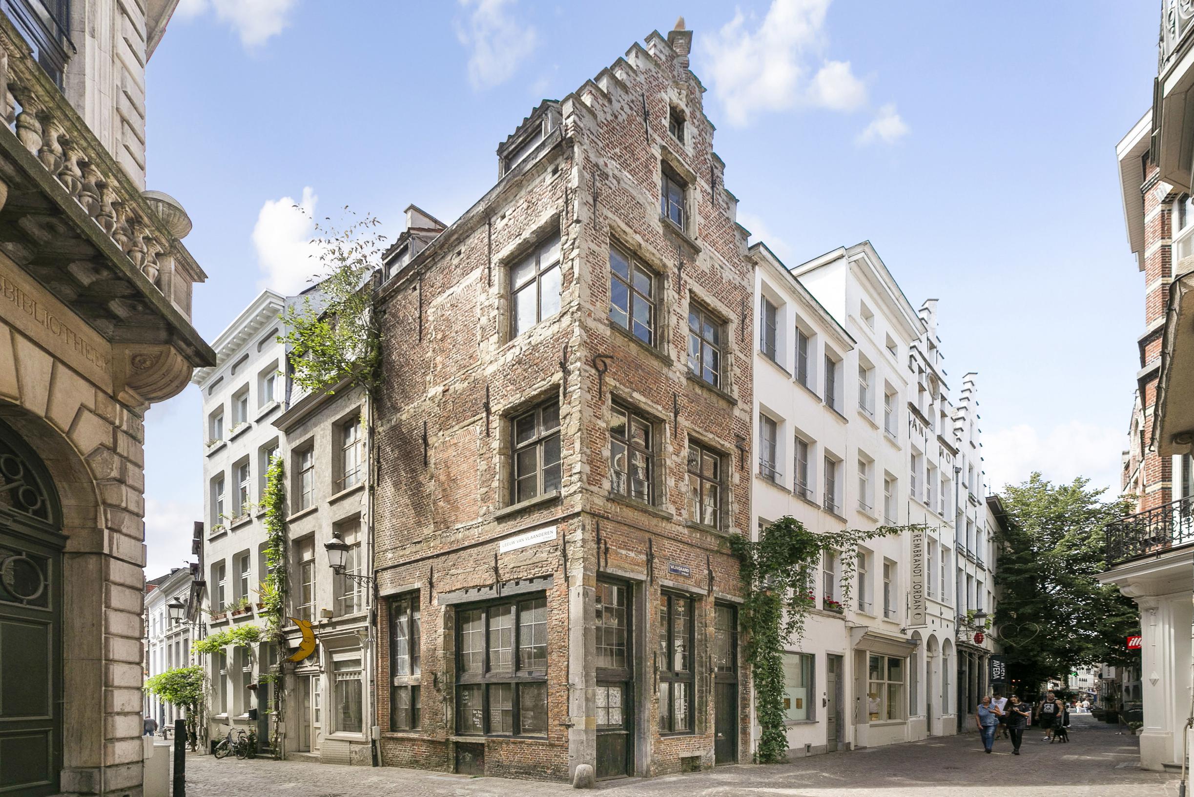 BINNENKIJKEN. Eén van de oudste huizen van Antwerpen staat te koop voor ...