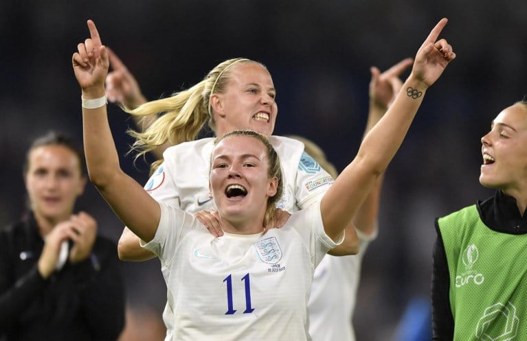 Engelse vrouwen walsen nu ook over Zweden richting finale EK, Alessia Russo zorgt met geniale ingeving voor goal van het toernooi