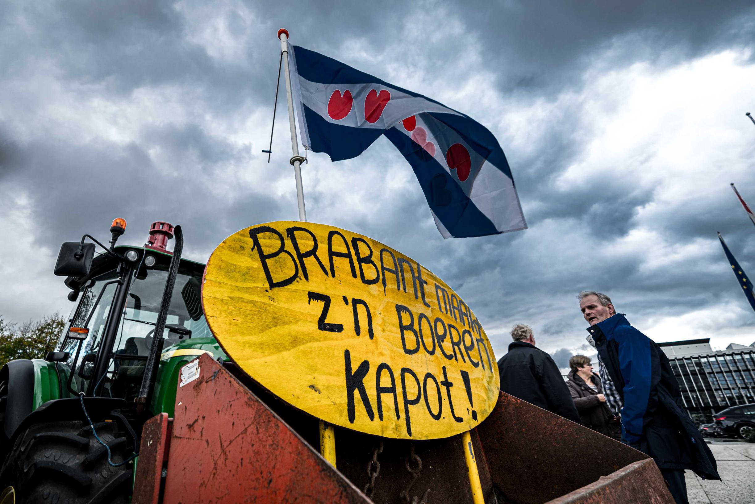 Again farmer demonstrations on Dutch highways, hay bales set on fire