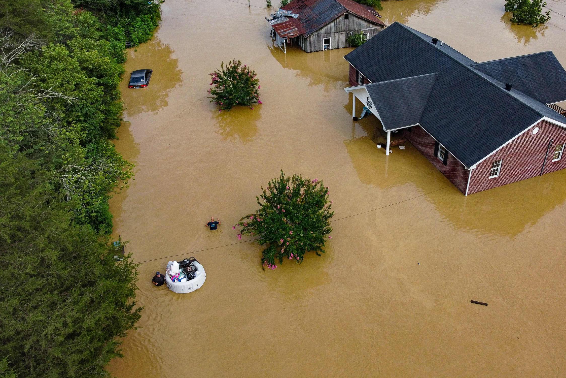 Родители теряют четверых детей в разрушительной волне: штат США пострадал от чрезвычайного наводнения