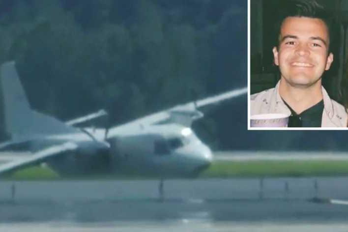 Il giovane pilota cade dall’aereo durante l’atterraggio di emergenza e muore
