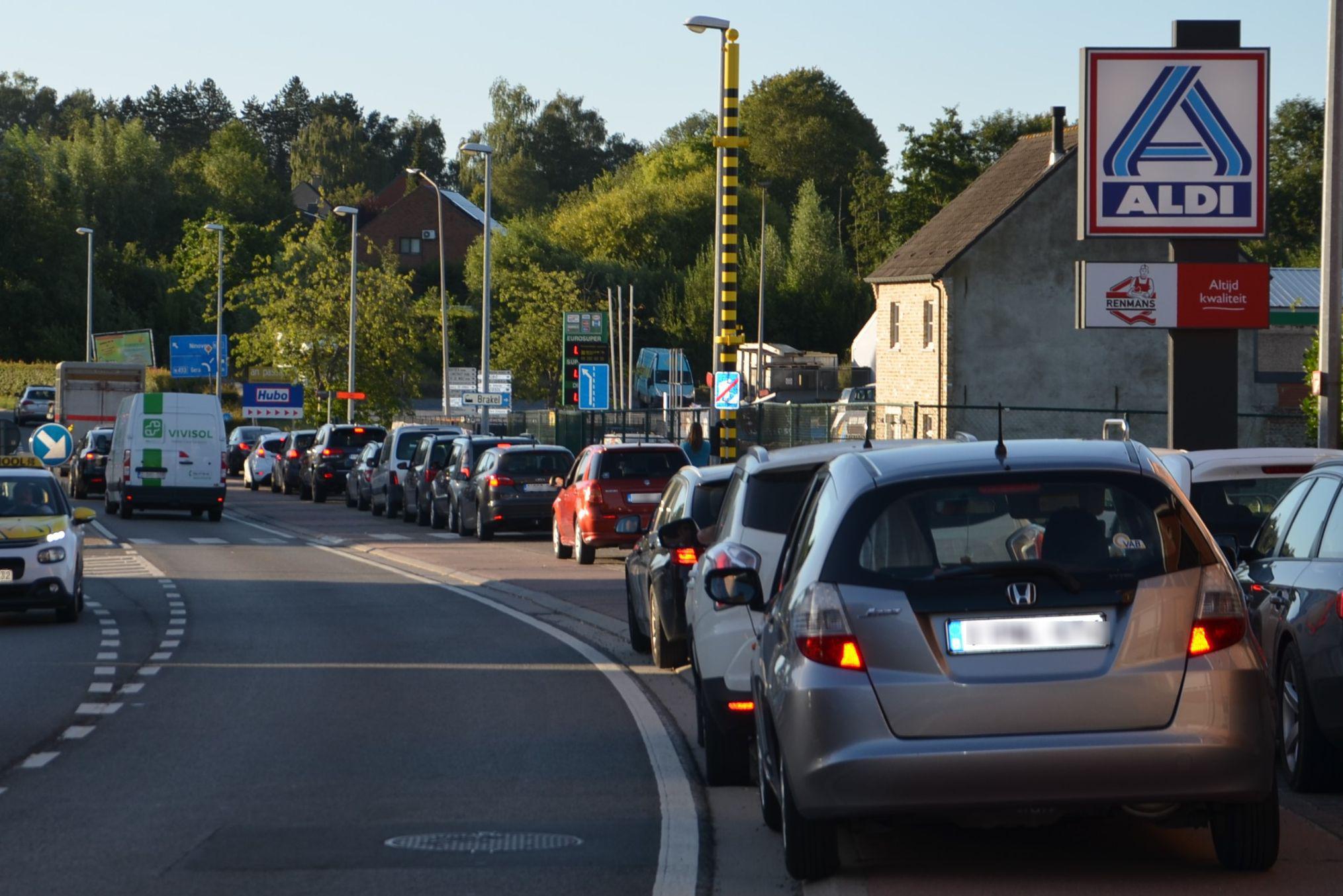 Hoelahoep sticker Afkorting Voor tweede dag op rij lange files aan autokeuring: wagens schuiven aan op  voet- en fietspad | Het Nieuwsblad Mobile