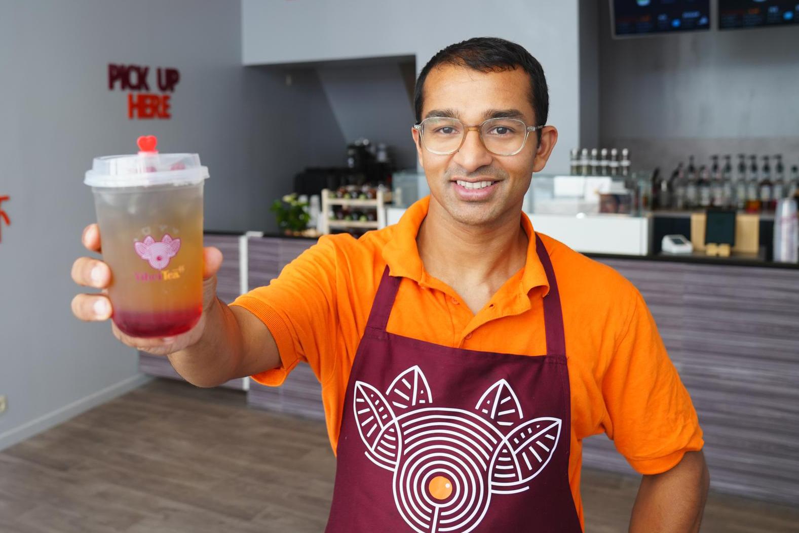 Naim (32) membuka ‘bubble tea bar’ baru: “Terbang ke Indonesia khusus untuk melakukan penelitian” (Gent)