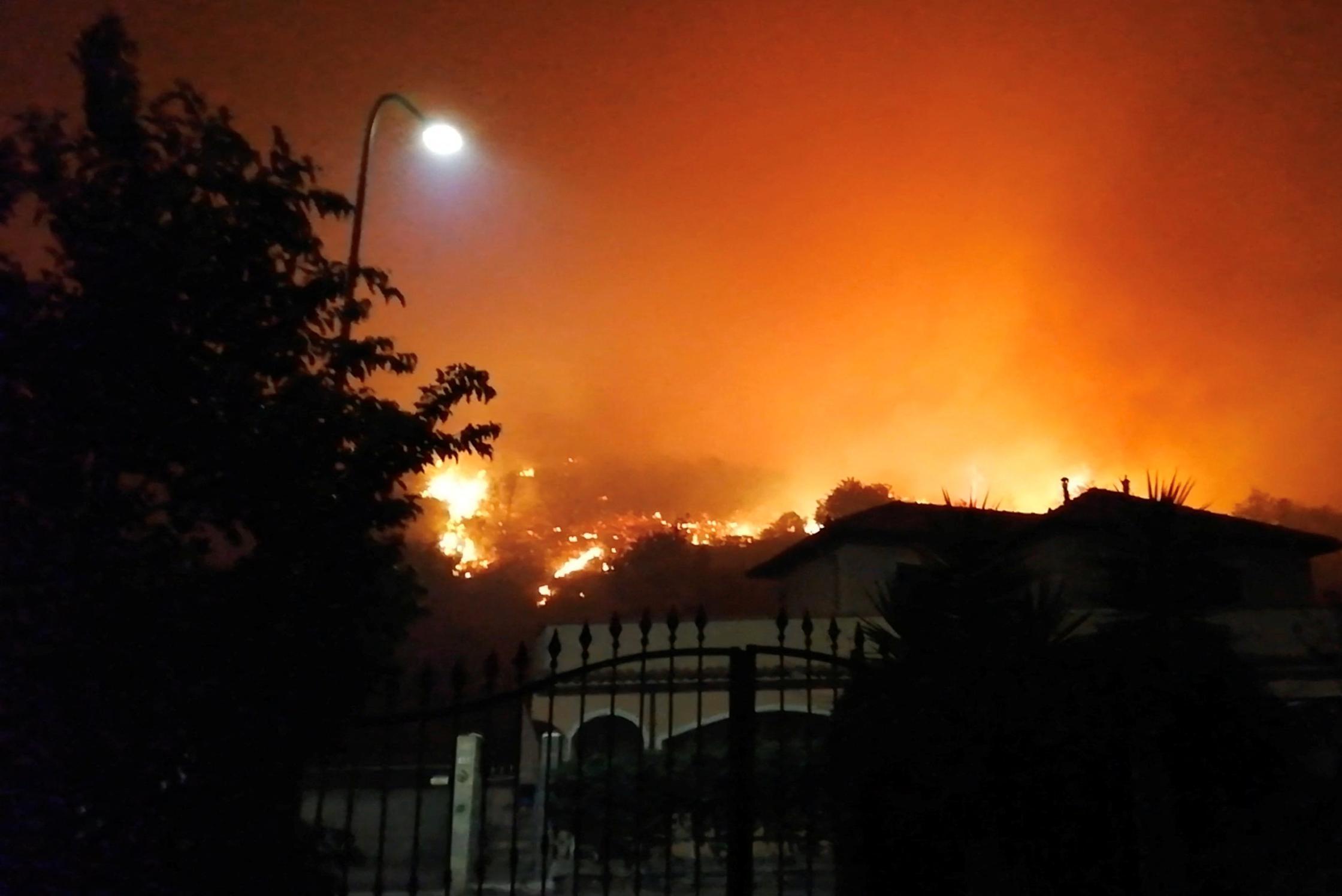 I vigili del fuoco combattono gli incendi nel nord Italia e in Sicilia