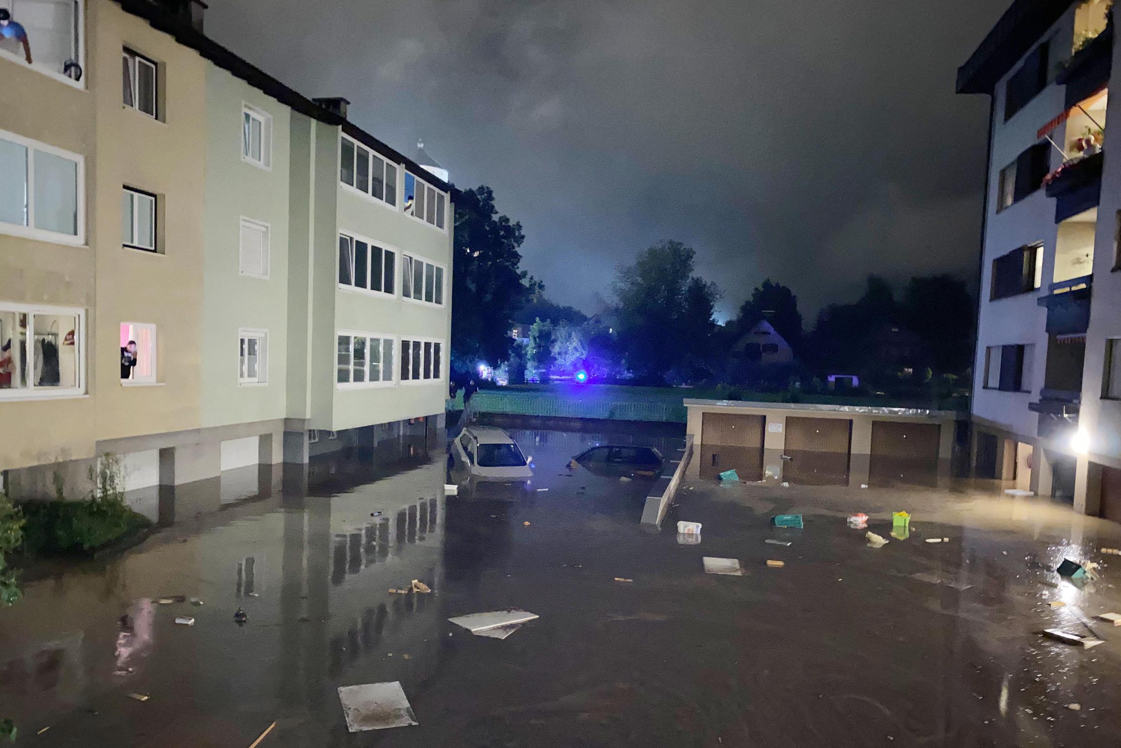Двое детей и трое туристов погибли в суровую погоду в Австрии