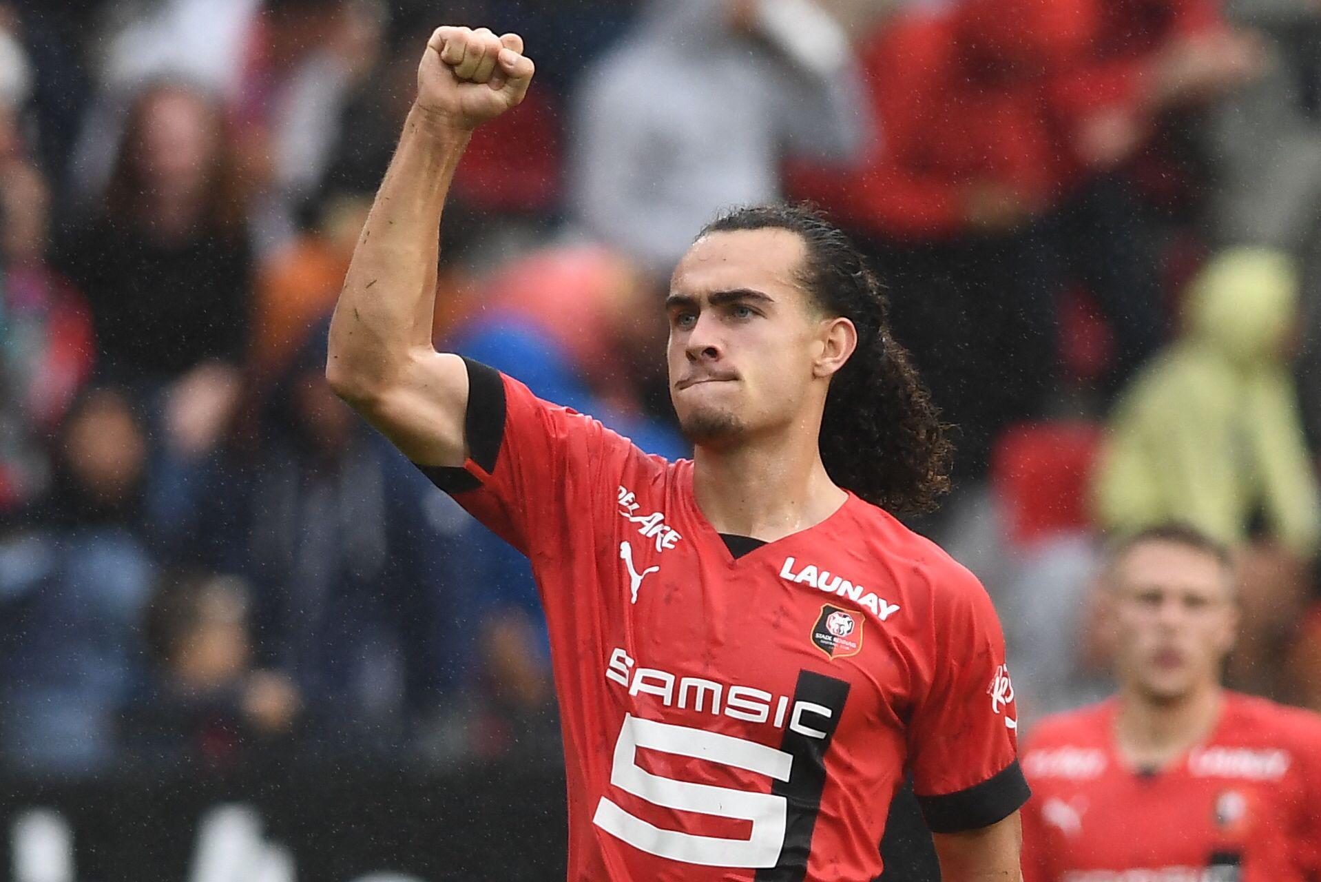  Arthur Theate celebrates a goal for Rennes during a Ligue 1 match.