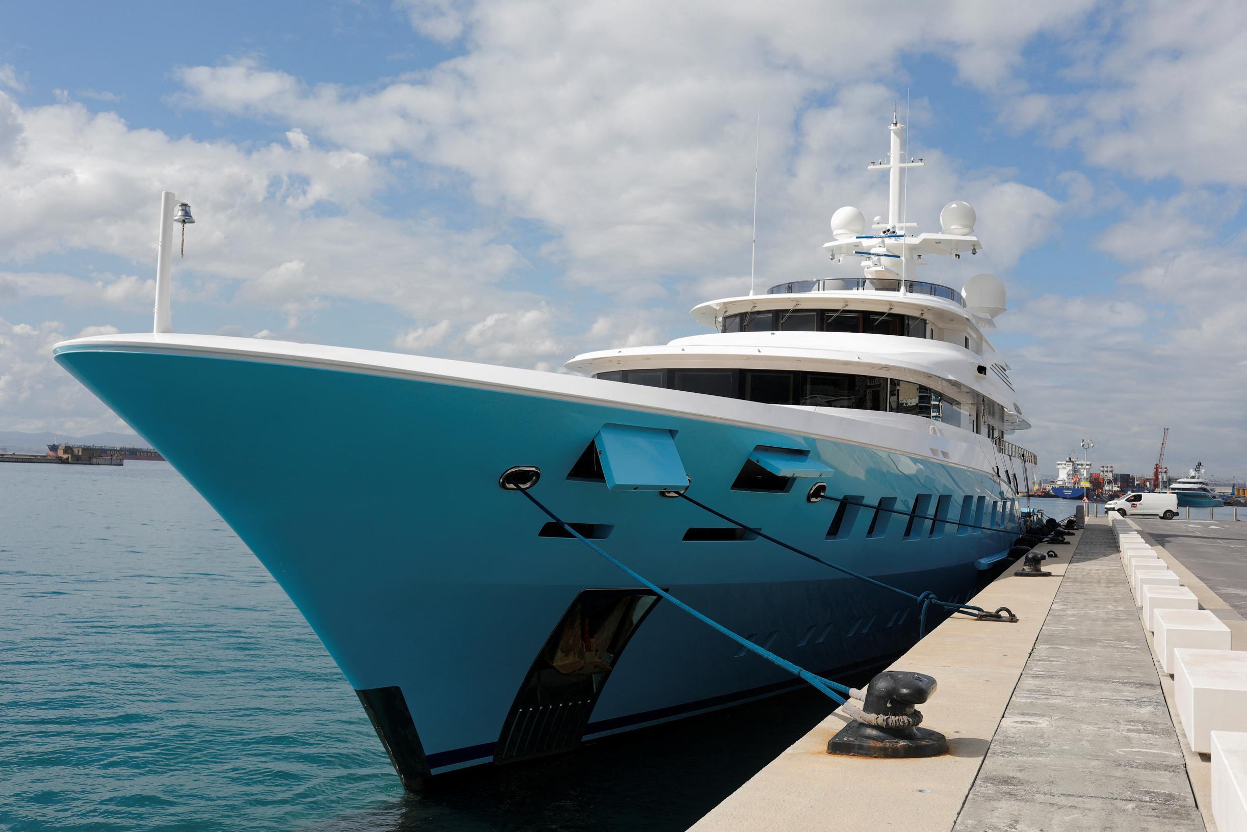 Yacht di lusso russo messo all’asta per la prima volta (perché l’oligarca non può rimborsare il prestito)
