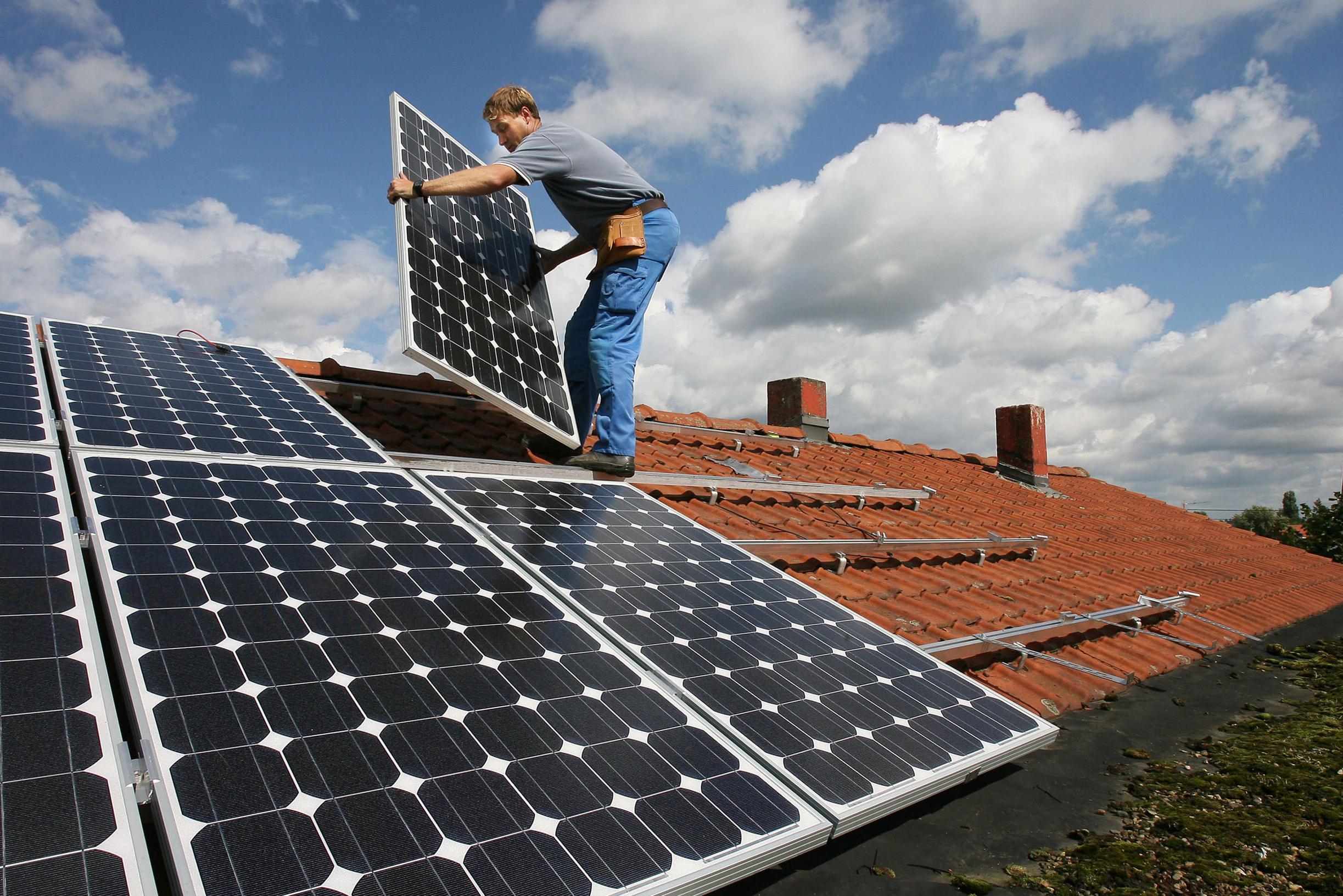 Heer wees onder de indruk als 2.000 bedrijven dreigen subsidies voor zonnepanelen te verliezen, gezinnen  delen in klappen | Het Nieuwsblad Mobile