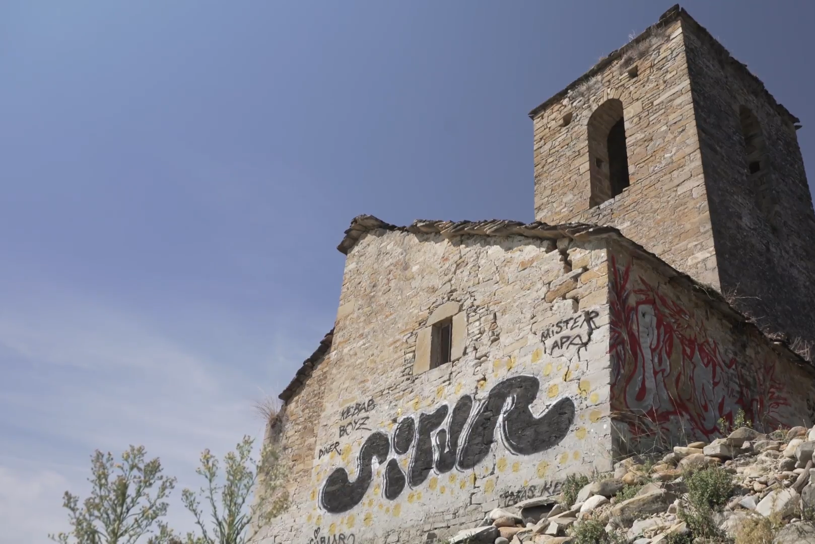 Residenti del comune spagnolo indignati dopo che i turisti hanno deturpato con graffiti una chiesa secolare: “Questa non è arte, questo è un crimine”