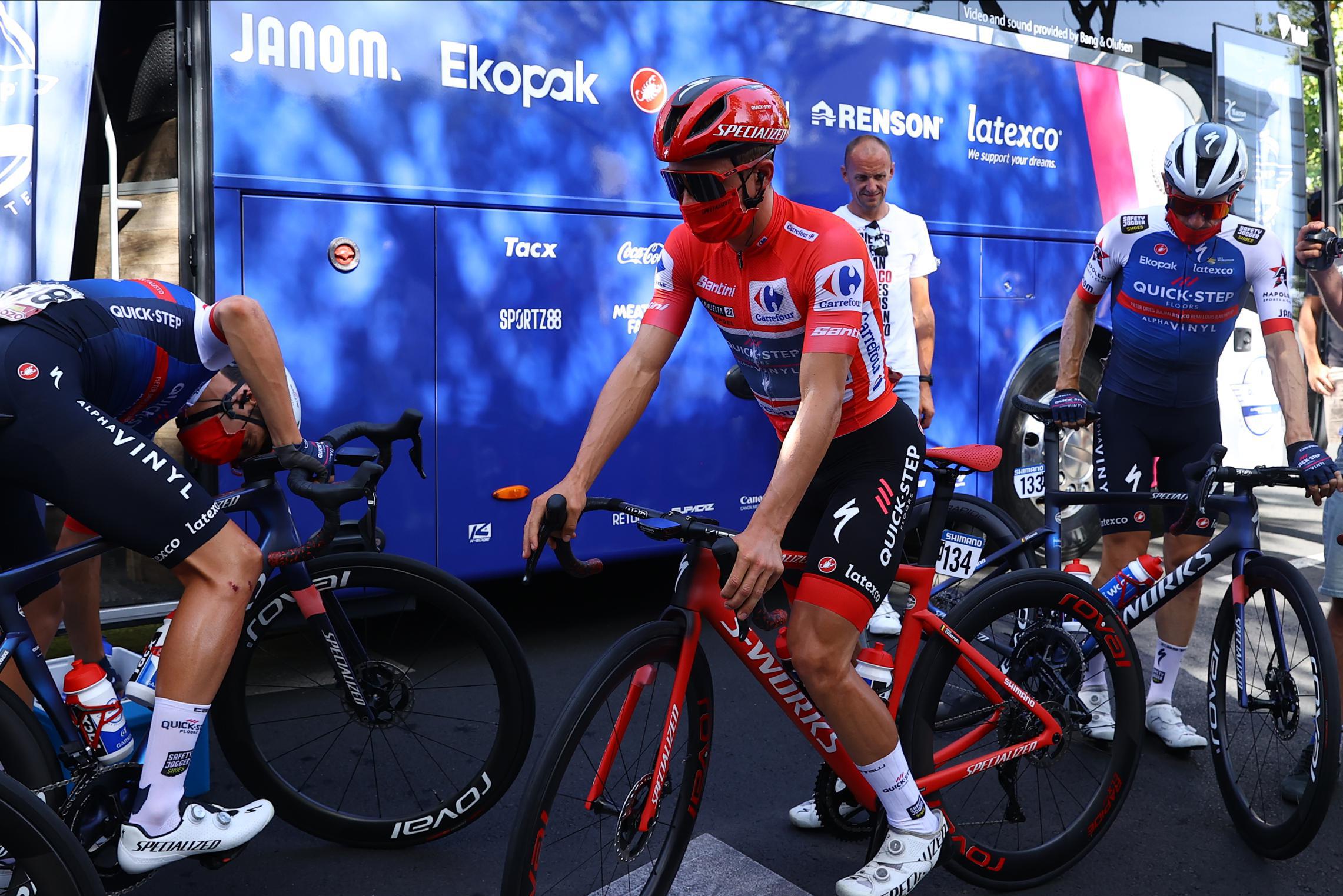 Klaar voor die ultieme triomftocht, ook fiets van Remco Evenepoel nu  eindelijk helemaal in het rood: “My little baby” | Het Nieuwsblad Mobile