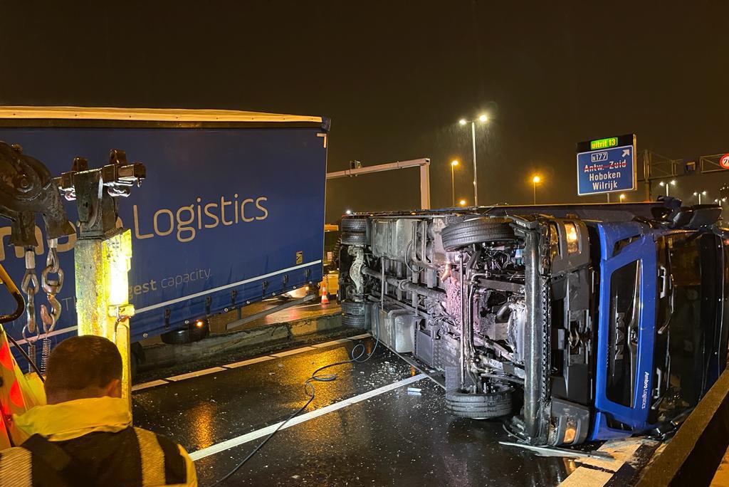Vrachtwagen crasht op A12 net voor Bevrijdingstunnel in Wilrijk