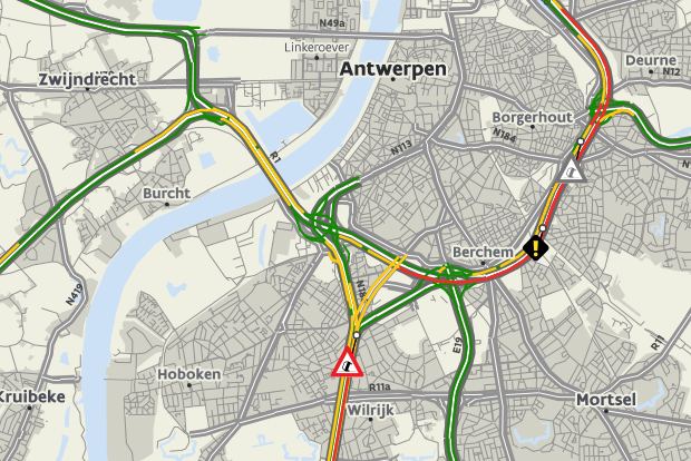 Gekantelde vrachtwagen net voor Bevrijdingstunnel: A12 richting Antwerpse Ring volledig versperd