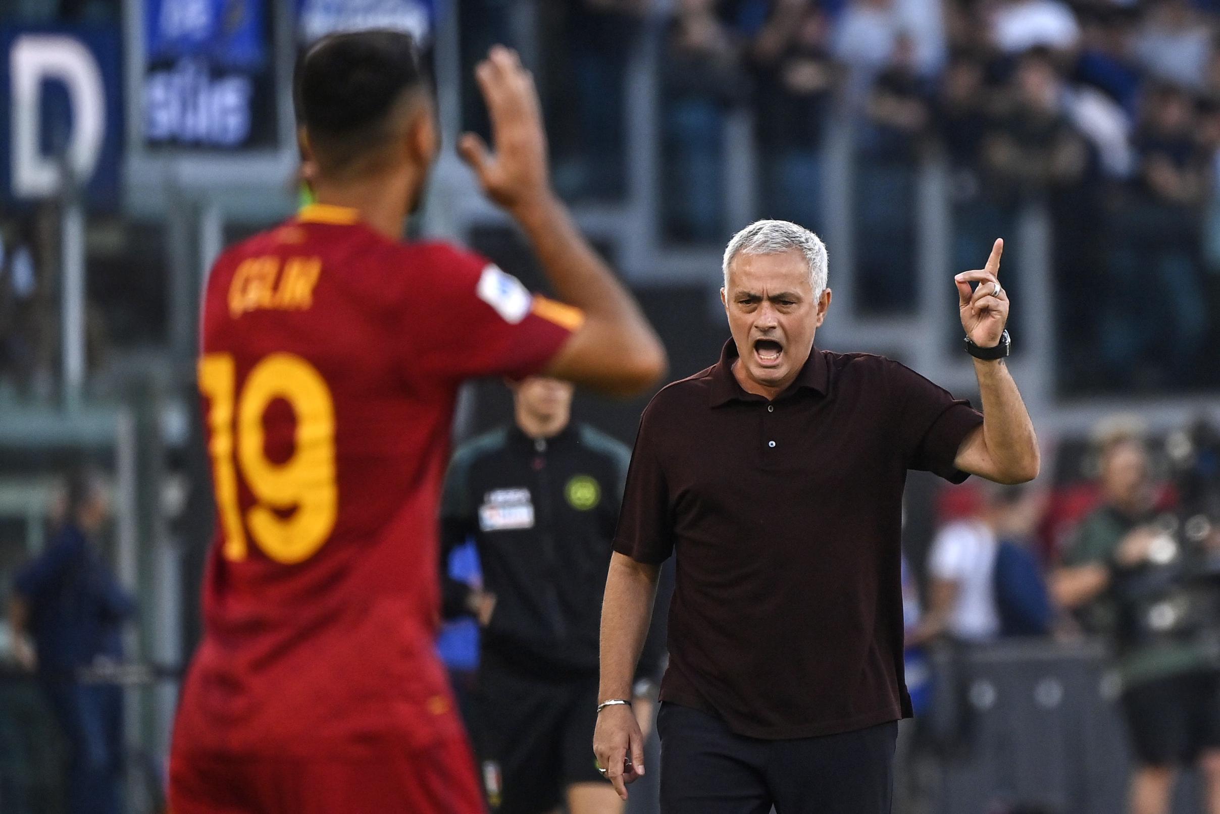 Jose Mourinho si tinge di rosso dopo uno scatto d’ira, l’Atalanta torna in testa all’Italia dopo aver battuto l’AS Roma