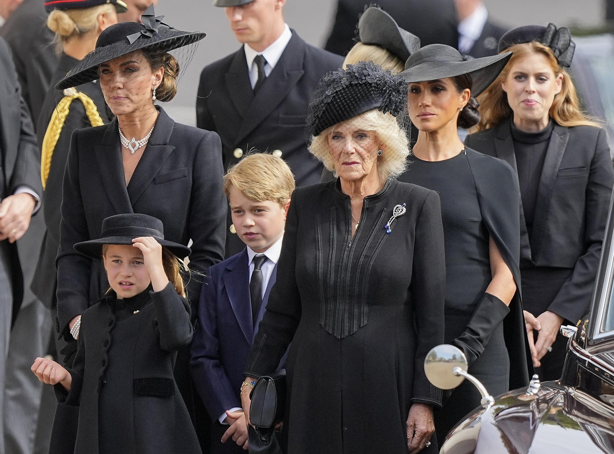 Ontmoedigd zijn elegant Mok Oorbellen als eerbetoon: dit droegende Britse royals tijdens  staatsbegrafenis van Queen Elizabeth II | Het Nieuwsblad Mobile