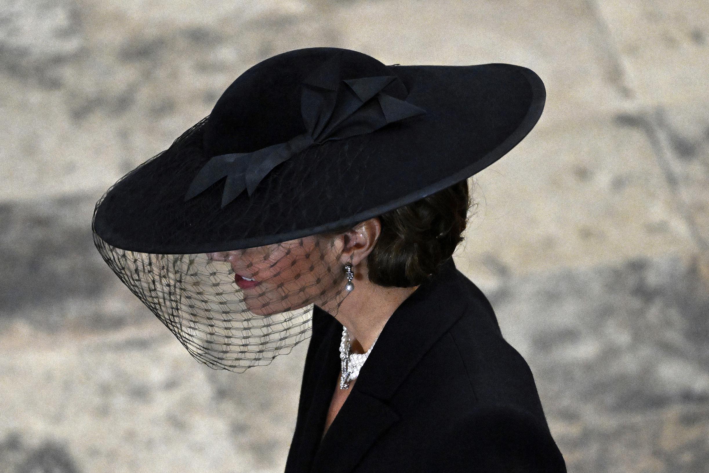 Это то, что носят члены британской королевской семьи во время государственных похорон королевы Елизаветы II.
