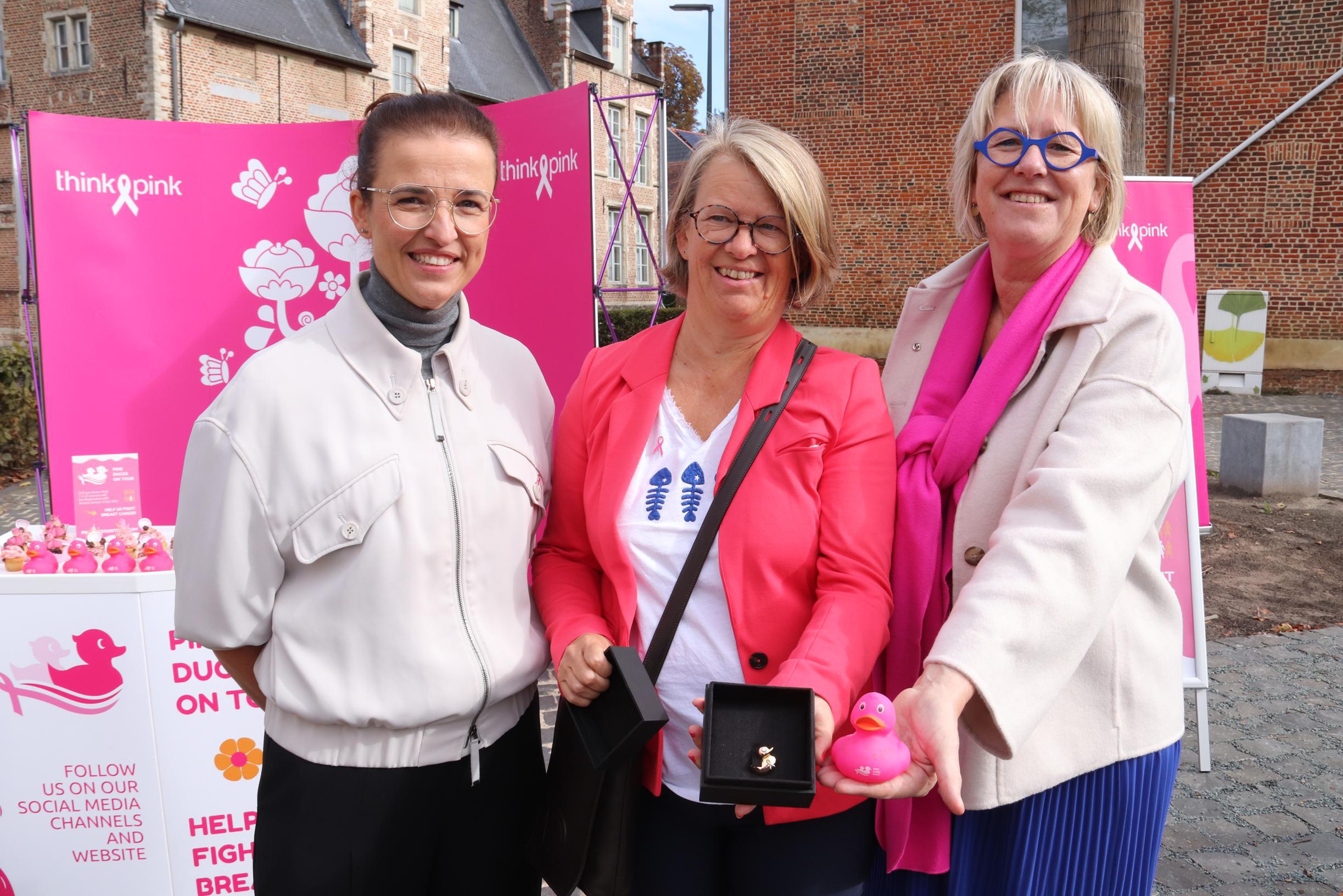 Elke krijgt gouden Think Pink-eendje van 5.000 euro: “Mama heeft zelf borstkanker overwonnen”