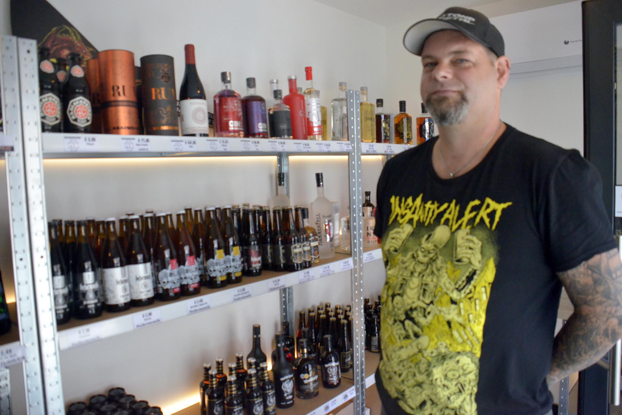 Rammstein rum, AC/DC tequila of Iron Maiden bier: Denny (42) verkoopt alleen maar ‘stevige’ muzikale drankjes in zijn pop-up?
