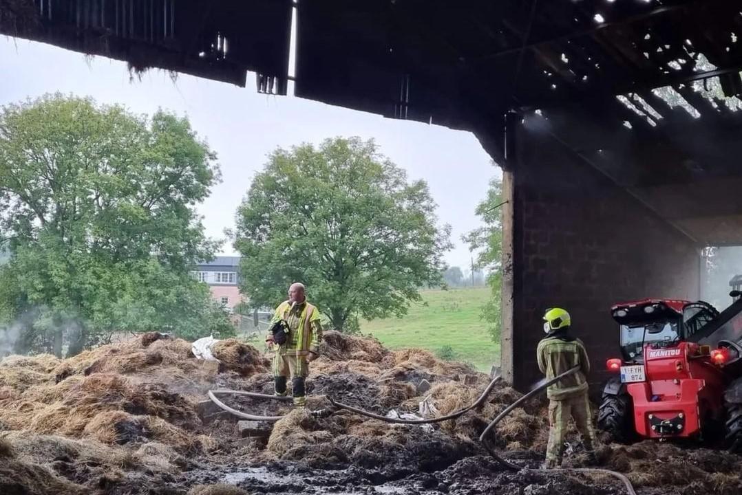 Brandweer uren zoet nadat stro in schuur vuur vat