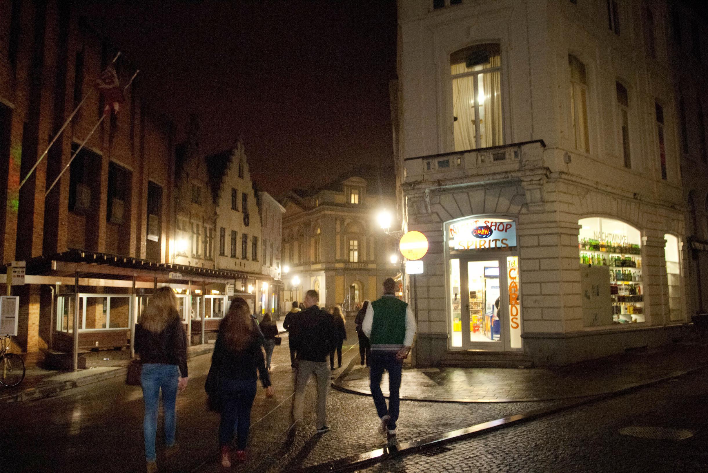 “Relschoppers hebben het gemunt op onze agenten”: Brugge is gebrek aan respect beu en neemt maatregelen in uitgaansbuurt