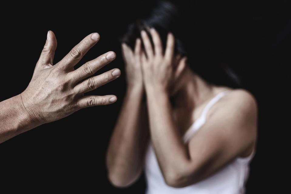 Man riskeert twee jaar cel voor ernstig partnergeweld maar ontkent alles: “Zelfs na de begrafenis van haar vader sloeg hij haar bont en blauw”