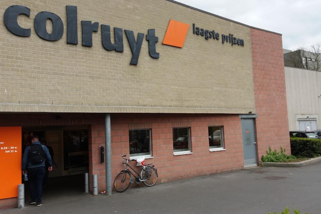 Man probeert roltabak te stelen in Colruyt, maar dat is buiten winkeldetective gerekend: drie verdachten aangehouden