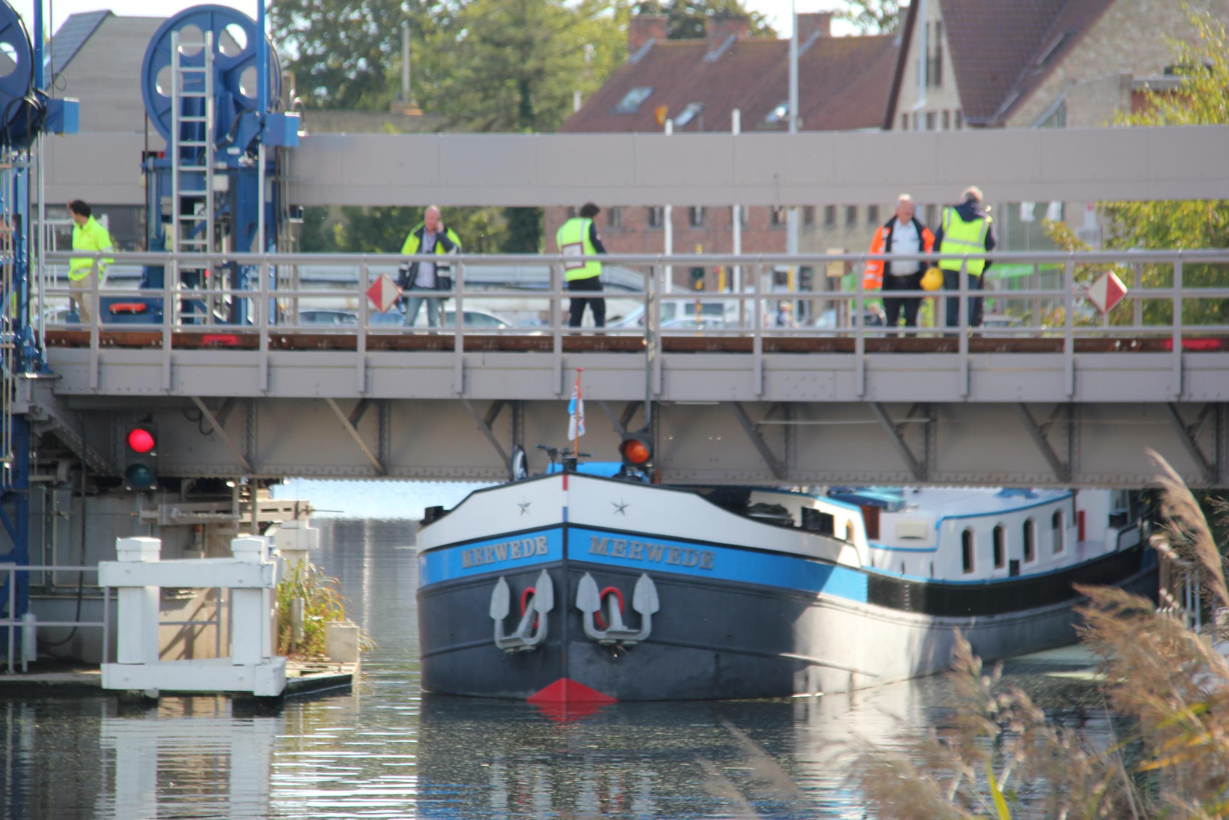 Woonboot vast onder brug: geen treinverkeer mogelijk