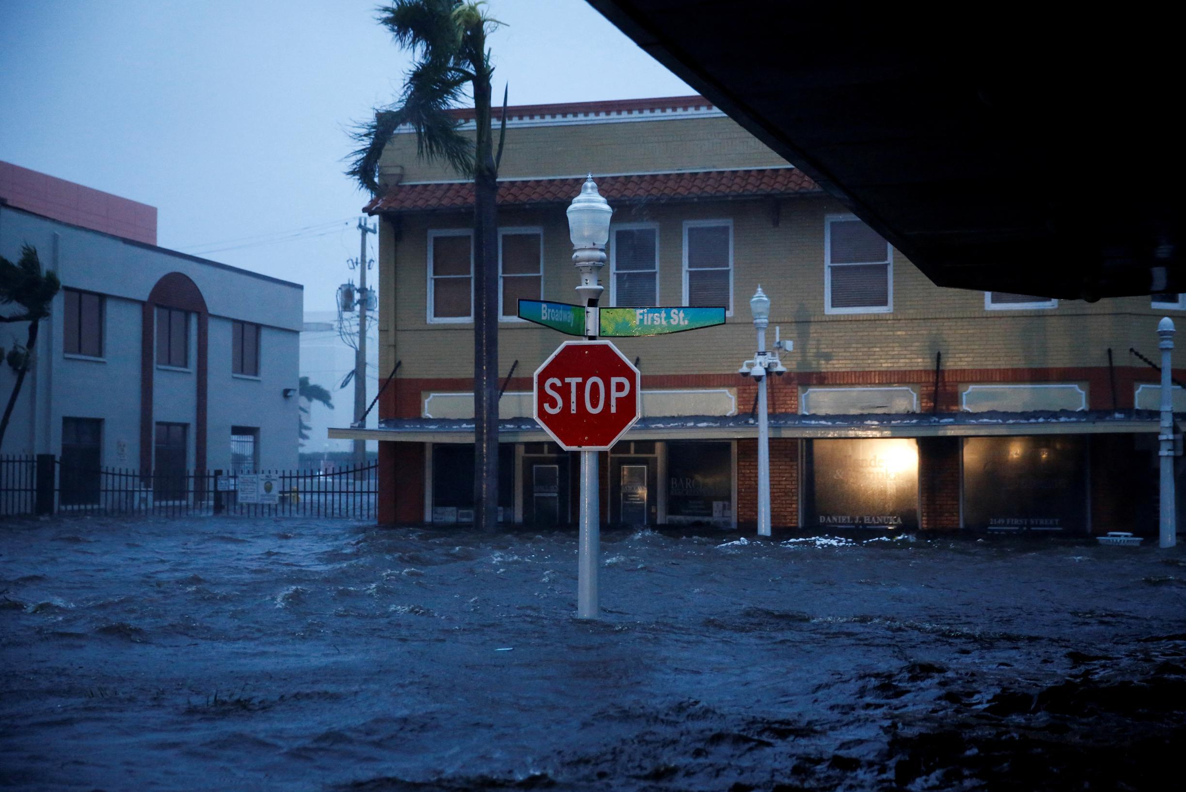 Ураган Ян оставляет Флориду опустошенной, уязвимой для тропического шторма
