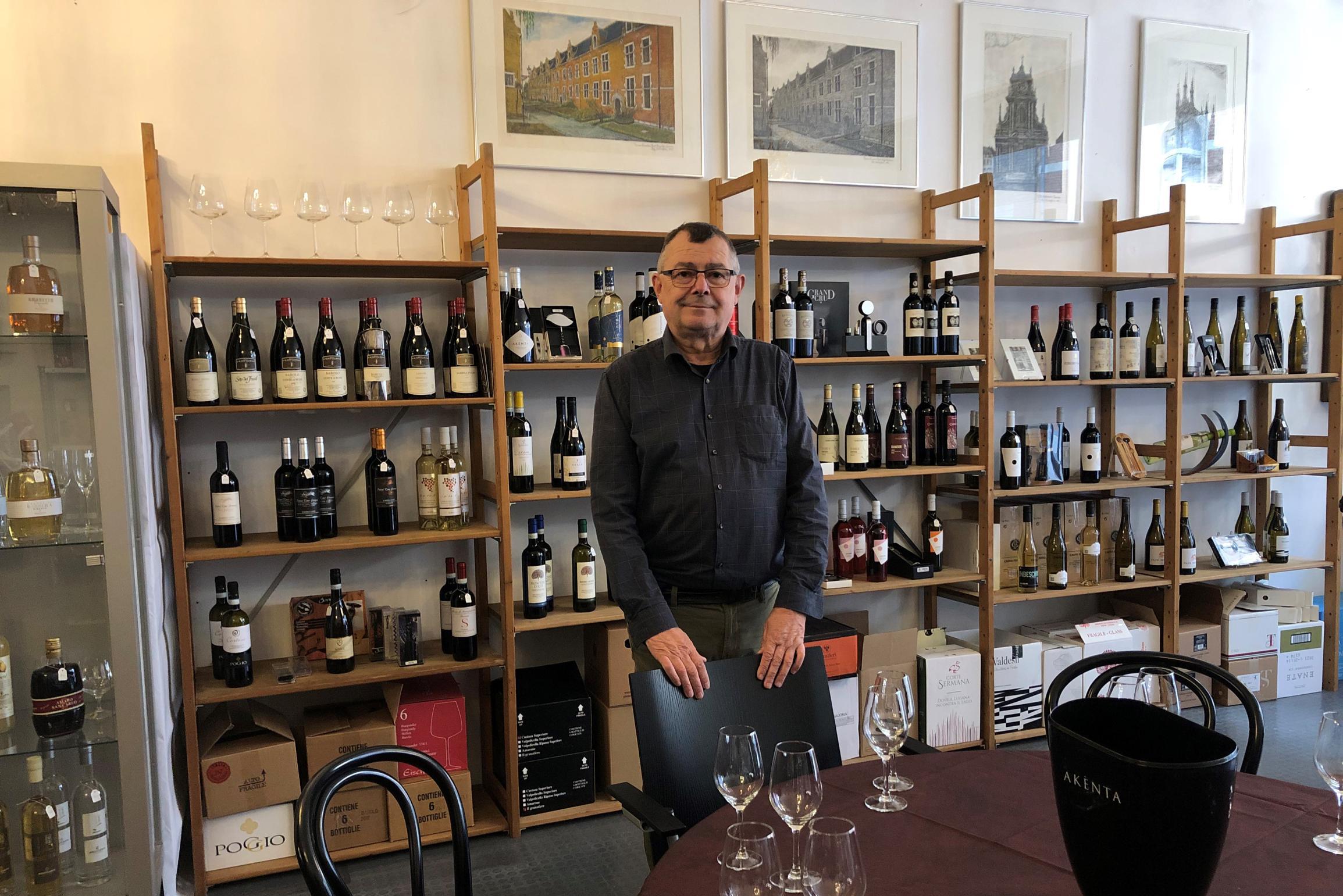 Autohandelaar Jan (63) neemt oude passie weer op en opent wijnhandel in stadscentrum: “Bijna pensioengerechtigd, maar moet ik dan de hele dag stilzitten?”
