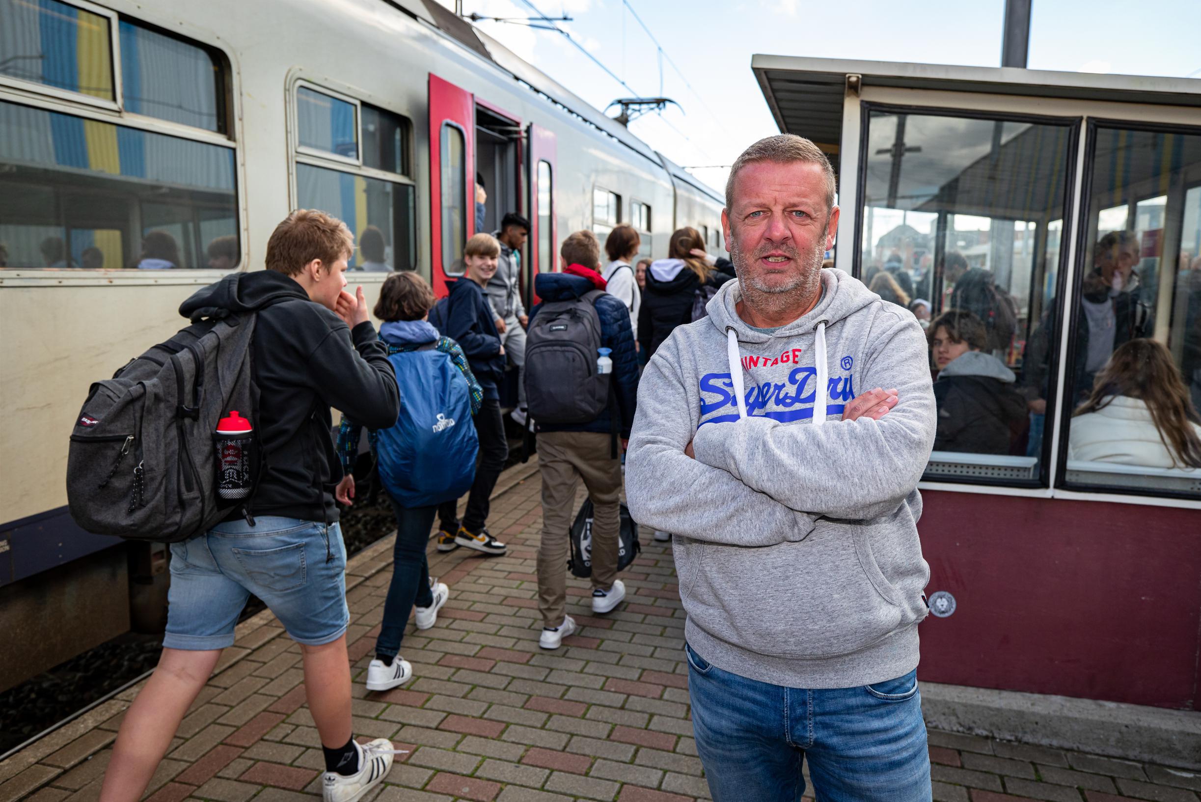 “Mijn dochter kon deze week al drie keer niet opstappen”: Jurgen start petitie tegen overvolle treinen in Lichtervelde
