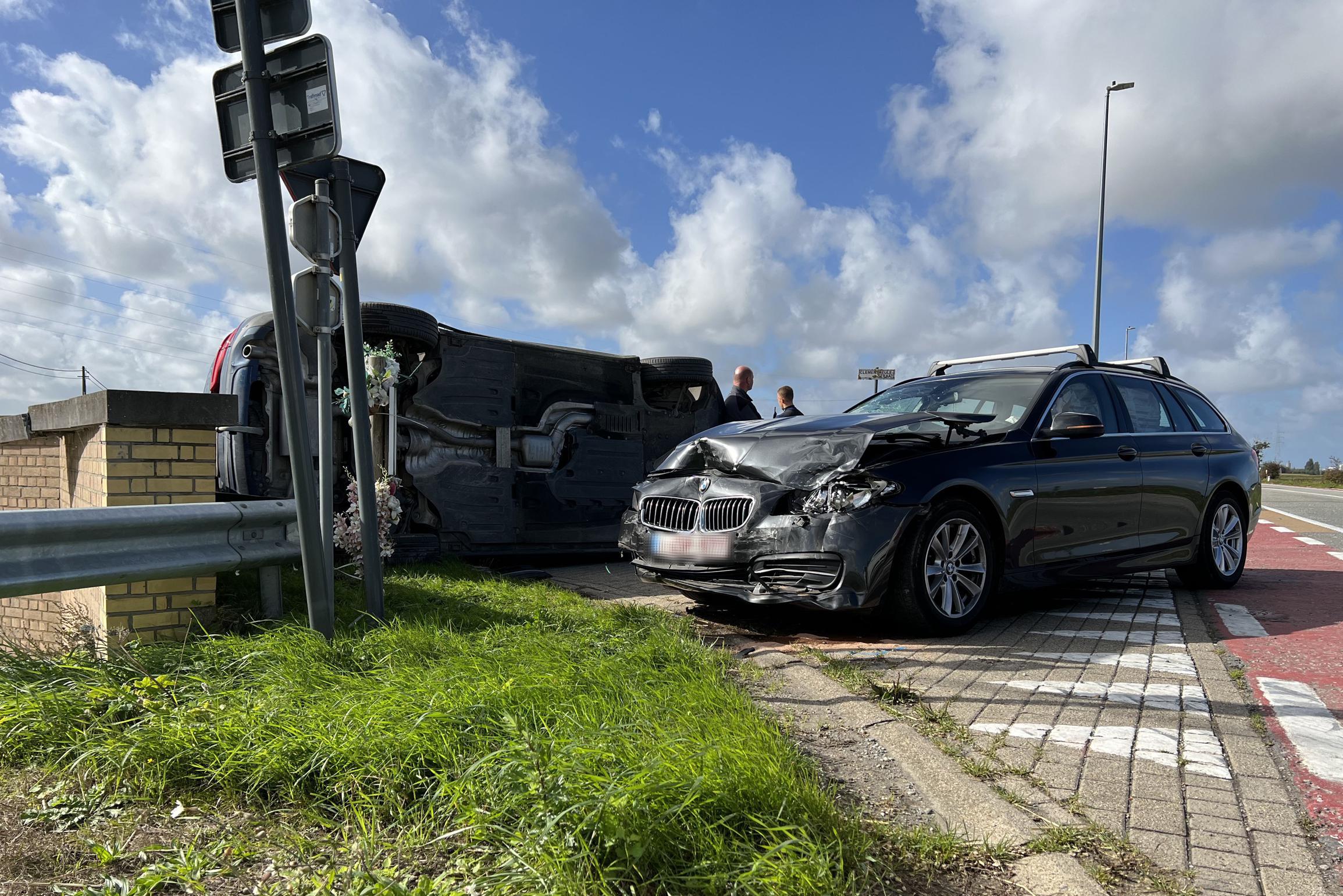 BMW kantelt na botsing met andere BMW op kruispunt: twee mannen lichtgewond
