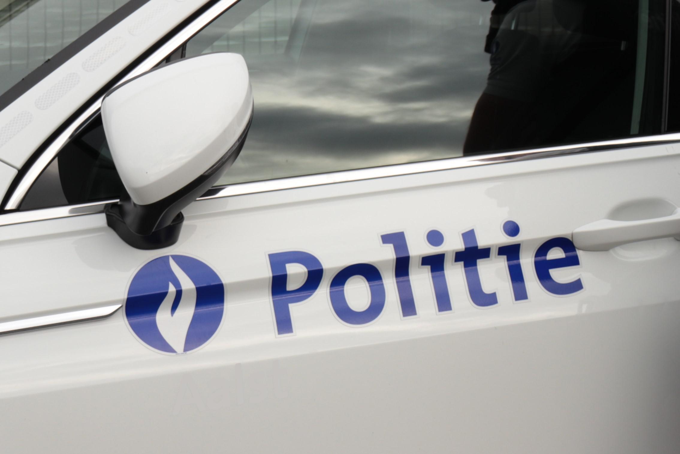 Twee bestuurders lichtgewond bij frontale botsing op Aalstsesteenweg