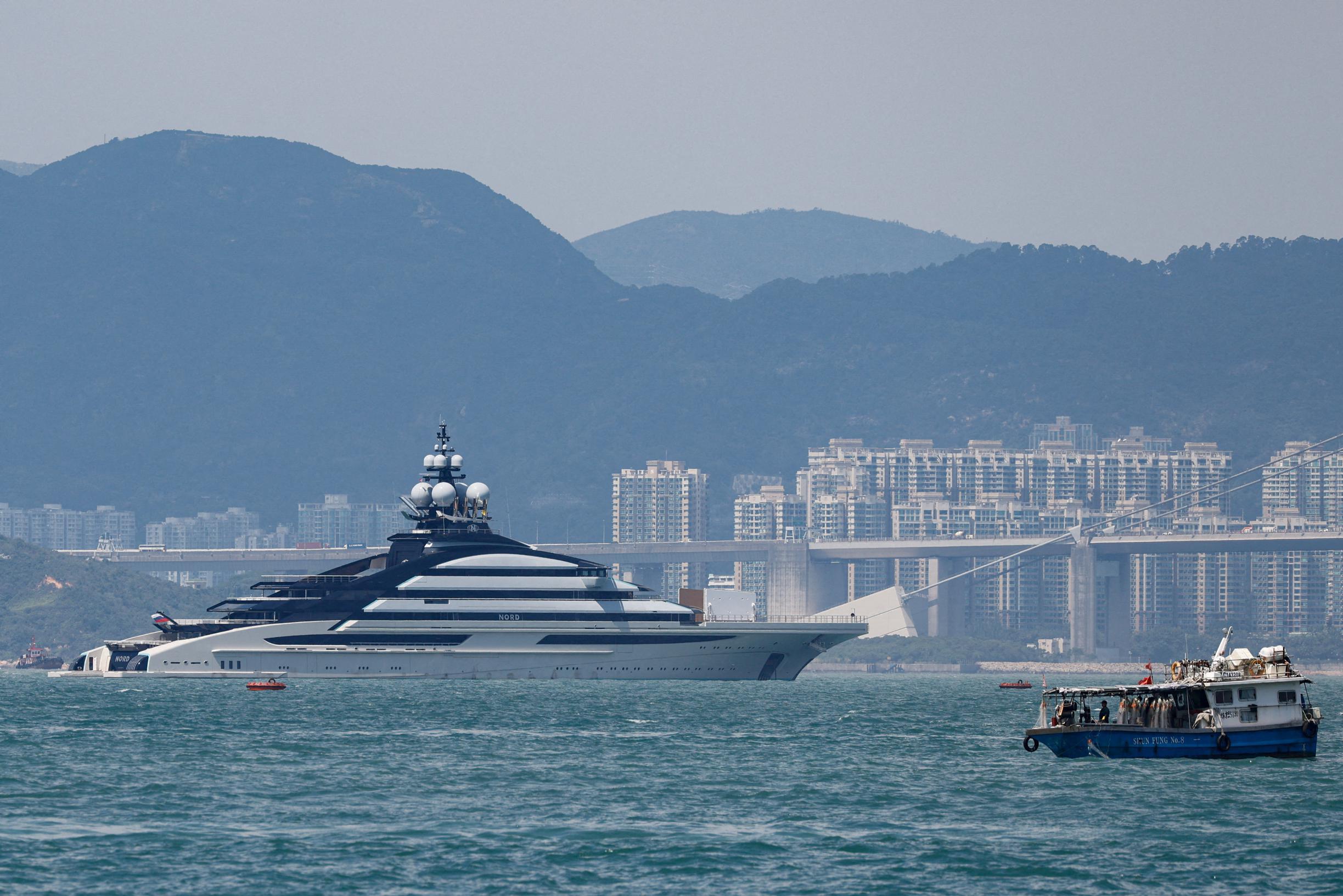Il super yacht legato al miliardario russo è apparso all’improvviso a Hong Kong