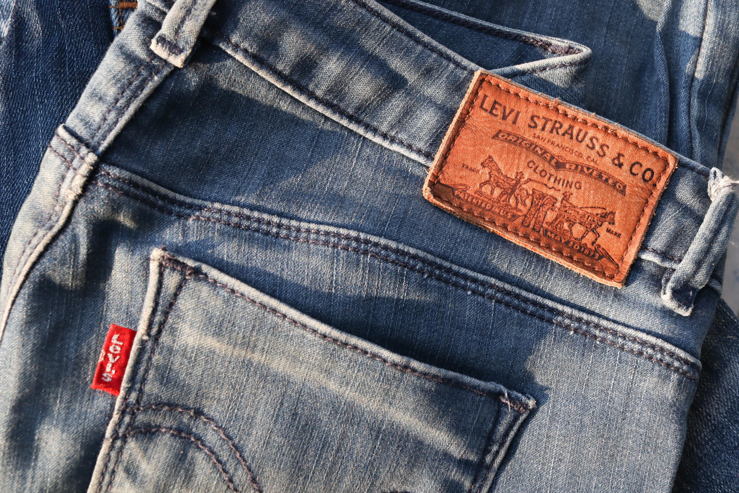 Kwaadaardig Marine informeel Levi's jeans uit de jaren 1880 geveild voor maar liefst 76.000 dollar | Het  Nieuwsblad Mobile