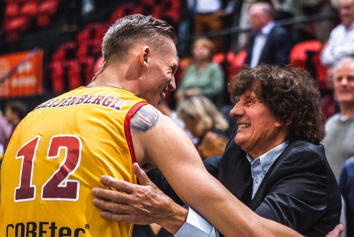 Basketbalkeizer Willy Steveniers supportert voor poulain Vrenz Bleijenbergh in Oostende
