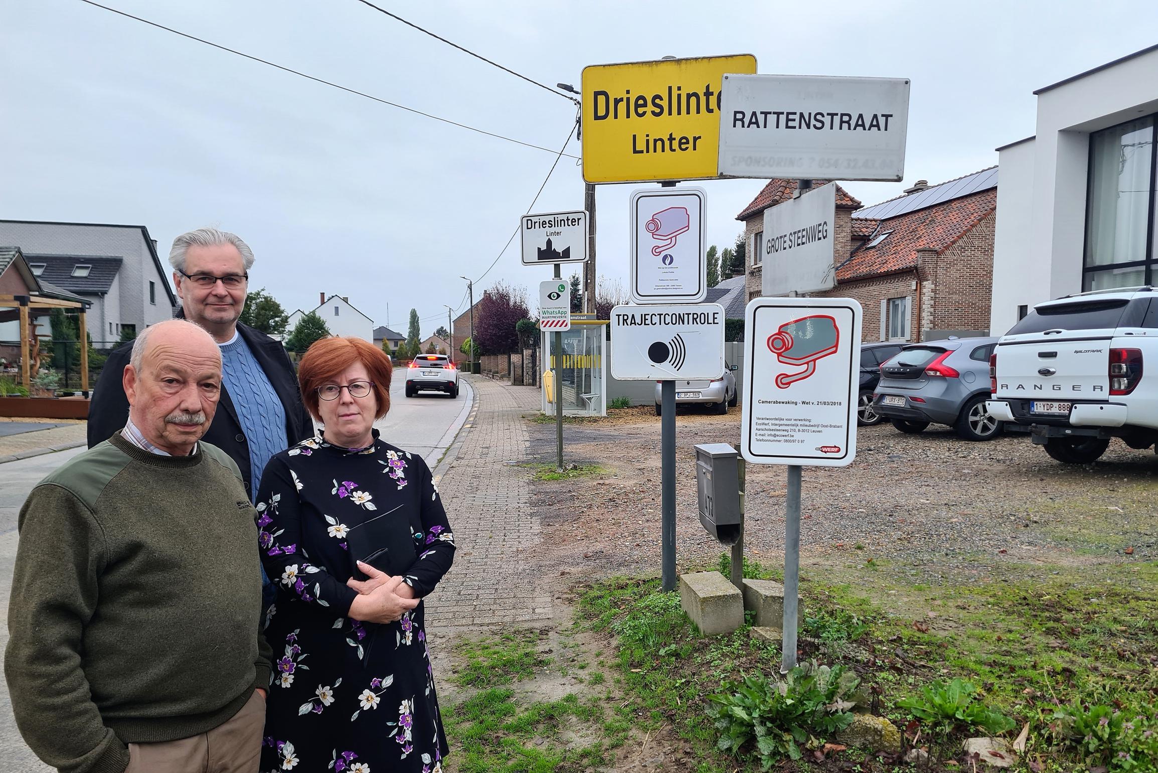 “Plots stond er een paal in het midden van onze oprit”: Sonia en Germain zijn wildgroei aan borden voor hun deur meer dan beu