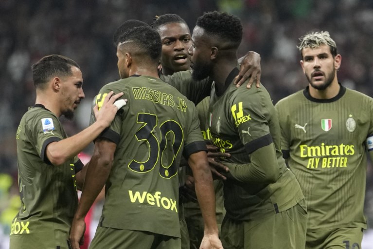 Divock Origi scoort en laat scoren bij basisdebuut voor AC Milan, concurrent van De Ketelaere maakt indruk met twee goals