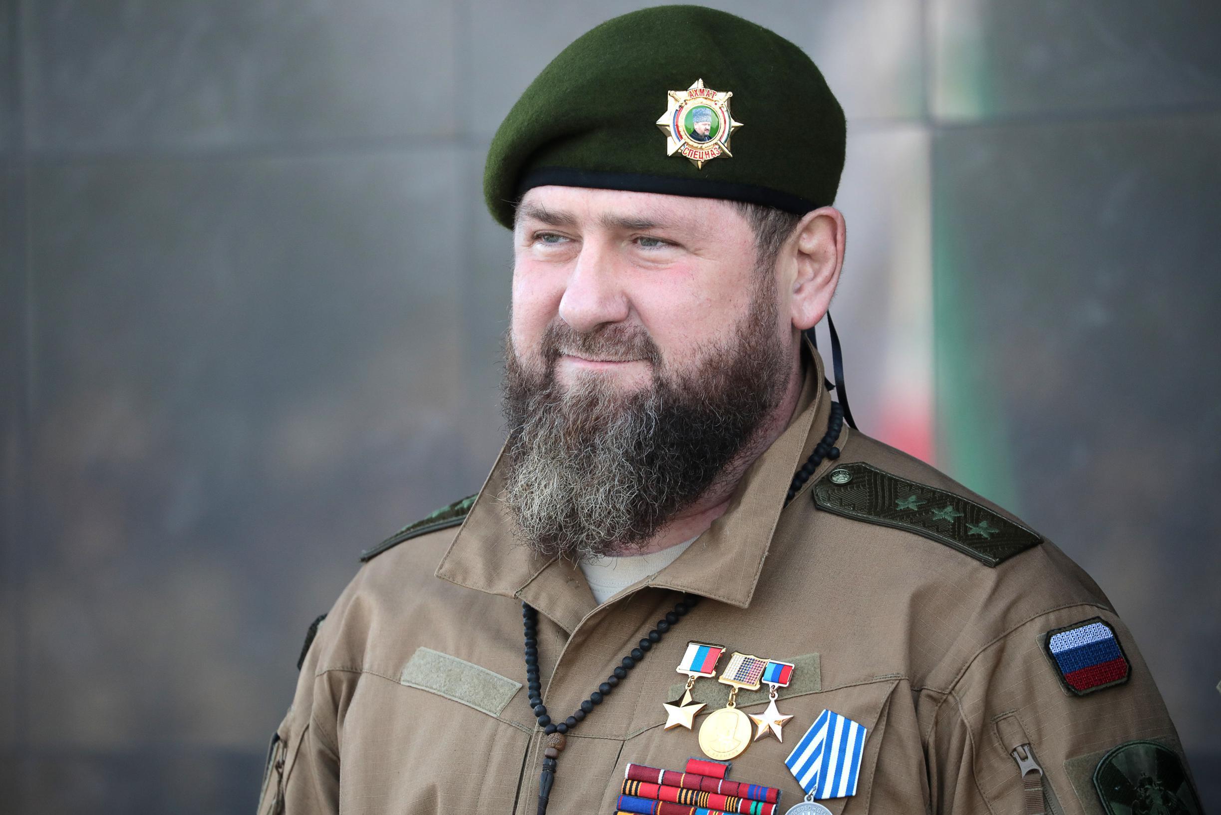 Irritato da un video clip in cui il figlio del leader ceceno Kadyrov appare come se stesse consegnando prigionieri di guerra al padre