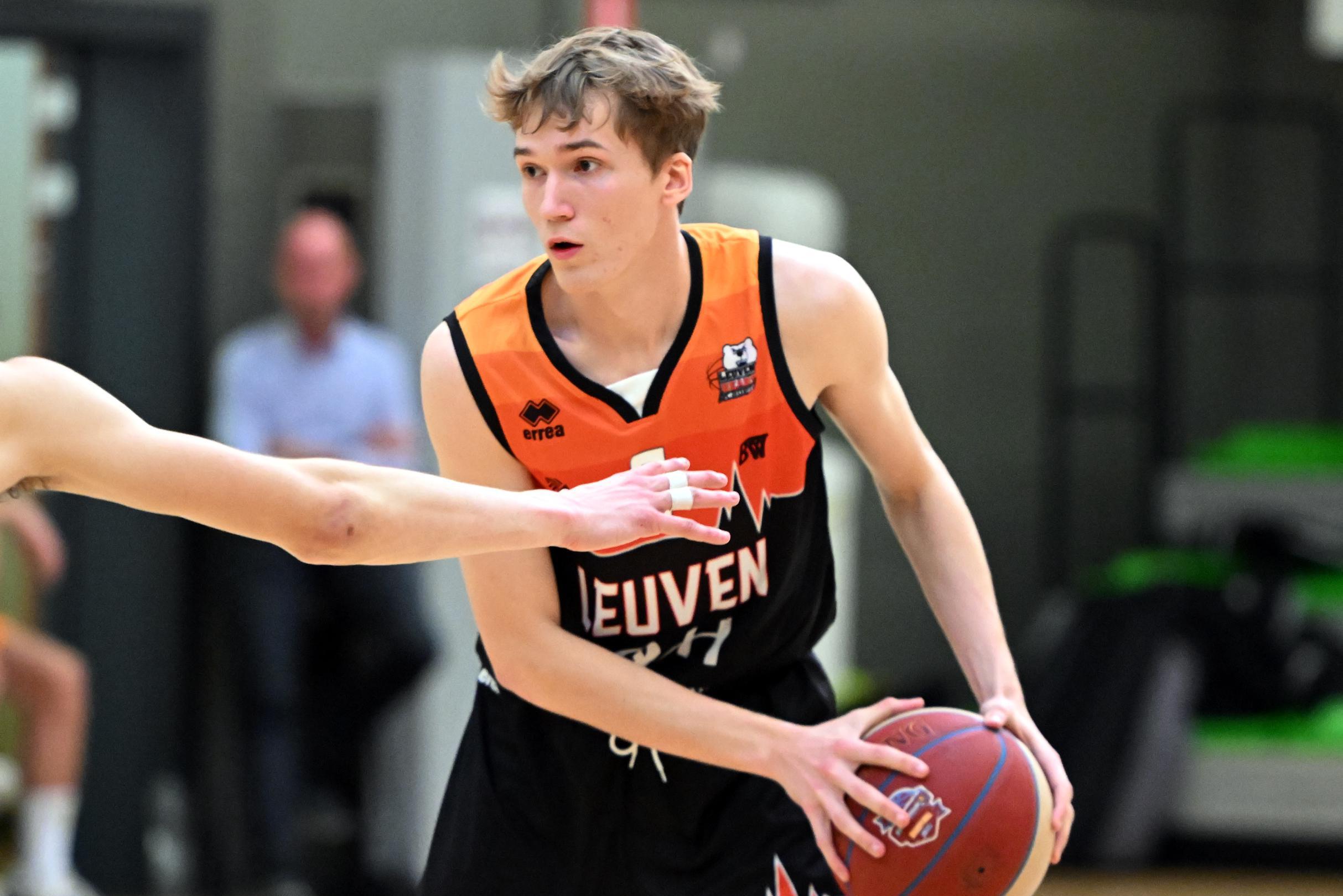 Lucas Ven verdeelt zijn tijd tussen universitaire scriptie over lachgas en basketbal bij Leuven Bears: “Het deed veel deugd om voor de eerste keer een kwartier te spelen met de A-ploeg”
