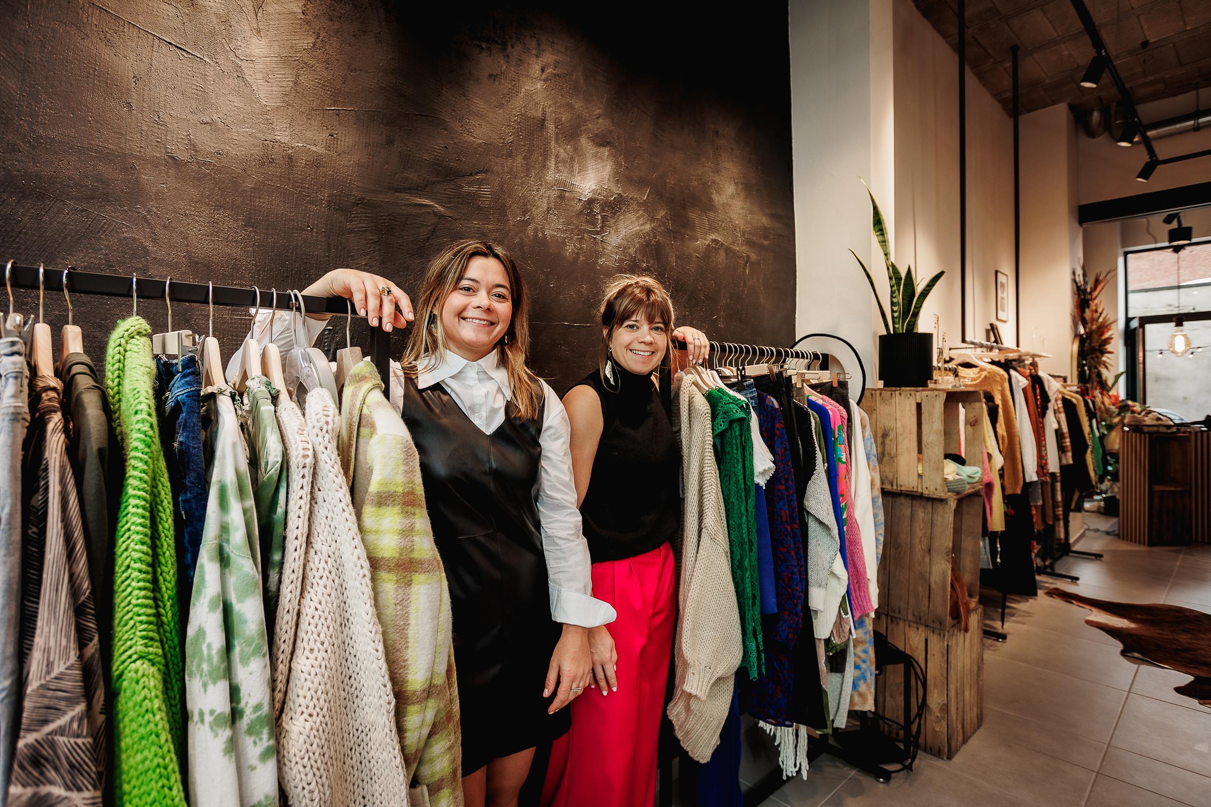 bevel vrouwelijk Tapijt Zussen openen kledingwinkel Sisters in hartje Mechelen: “Wij wilden meer  doen met onze passie voor mode” (Mechelen) | Het Nieuwsblad Mobile