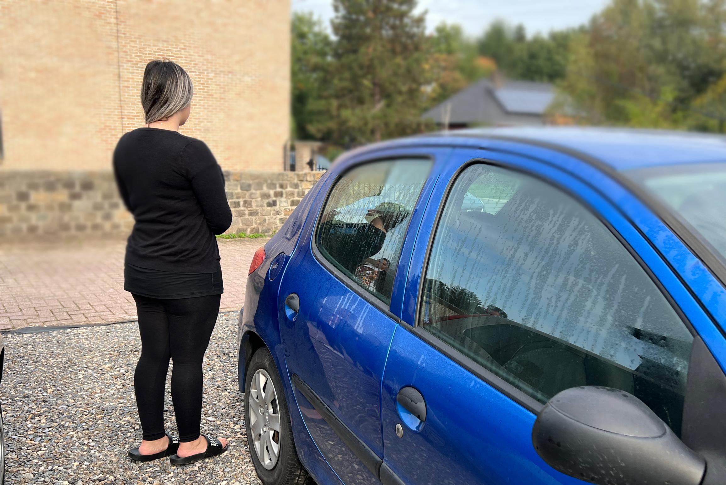 Man (50) verstopt zich in auto van 22-jarige collega en zet haar mes op de keel: “Hij zei dat hij verliefd was op mij”