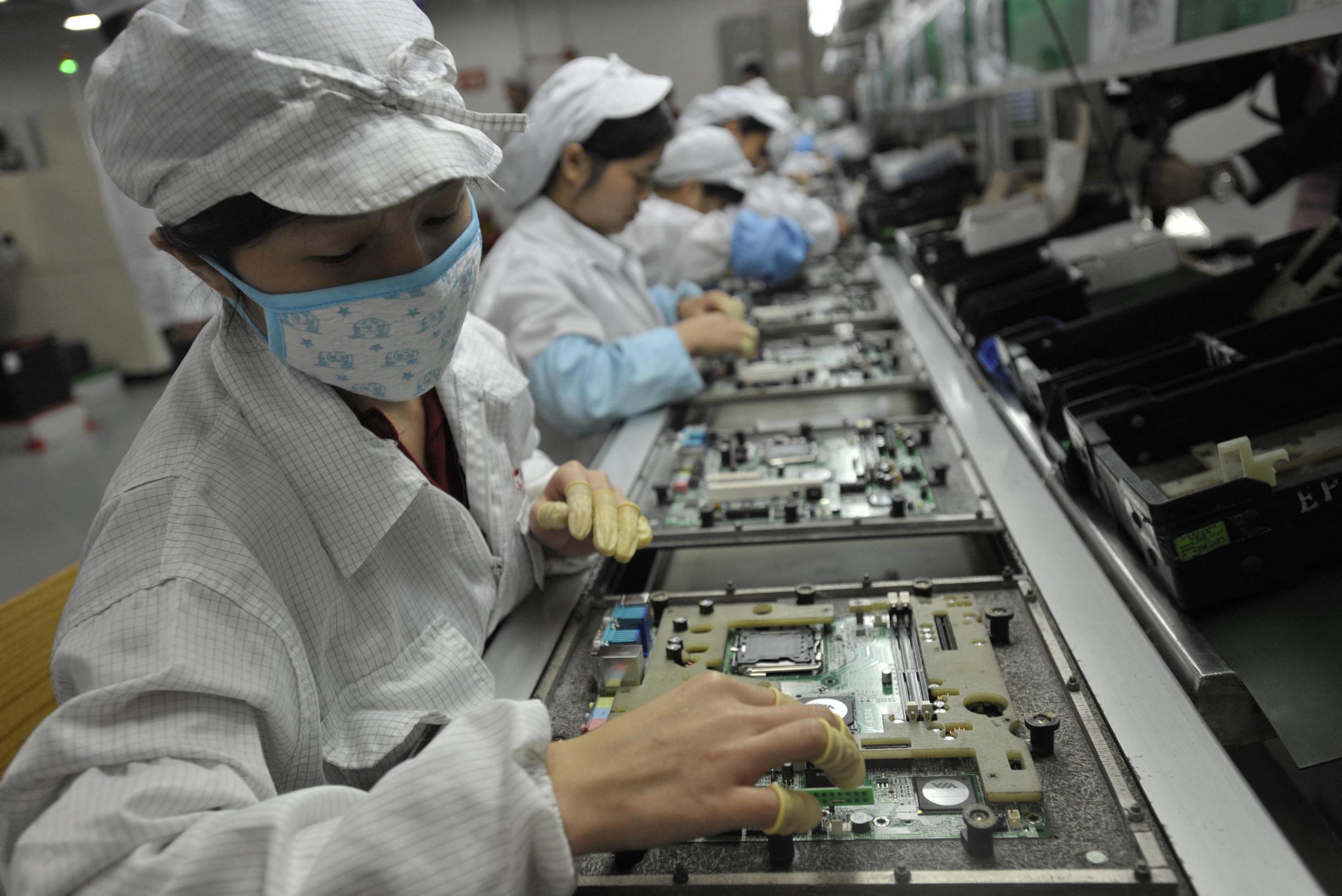 Panico nella più grande fabbrica di iPhone del mondo: i lavoratori cercano di fuggire dopo le voci di morti
