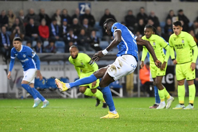 Paul Onuachu bezorgt leider Genk 27 op 27 met vier goals tegen Charleroi, Bryan Heynen geblesseerd naar de kant