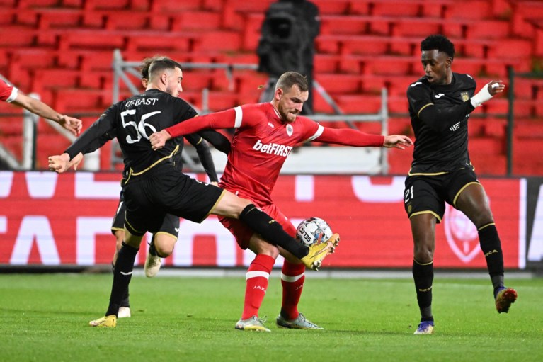 Antwerp en Anderlecht schieten weinig op met scoreloos gelijkspel, Debast en de paal voorkomen Antwerpse winning goal