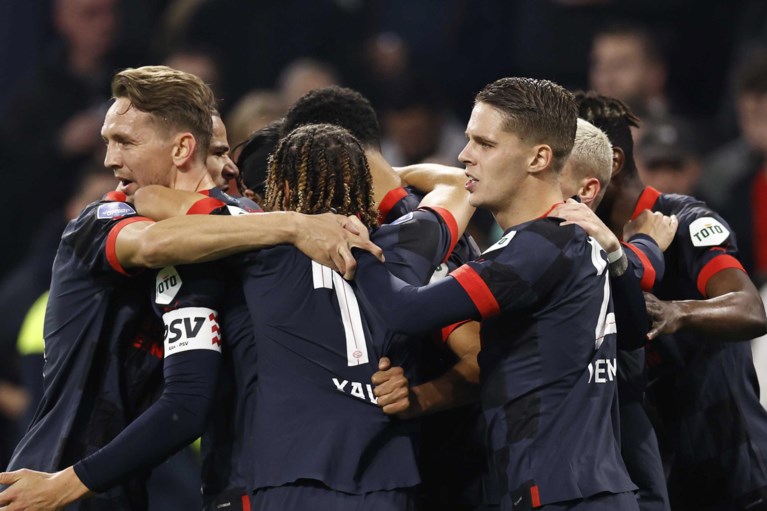 Nieuwe mokerslag voor Ajax en Alfred Schreuder: PSV springt dankzij knappe zege over Amsterdammers naar de leiding