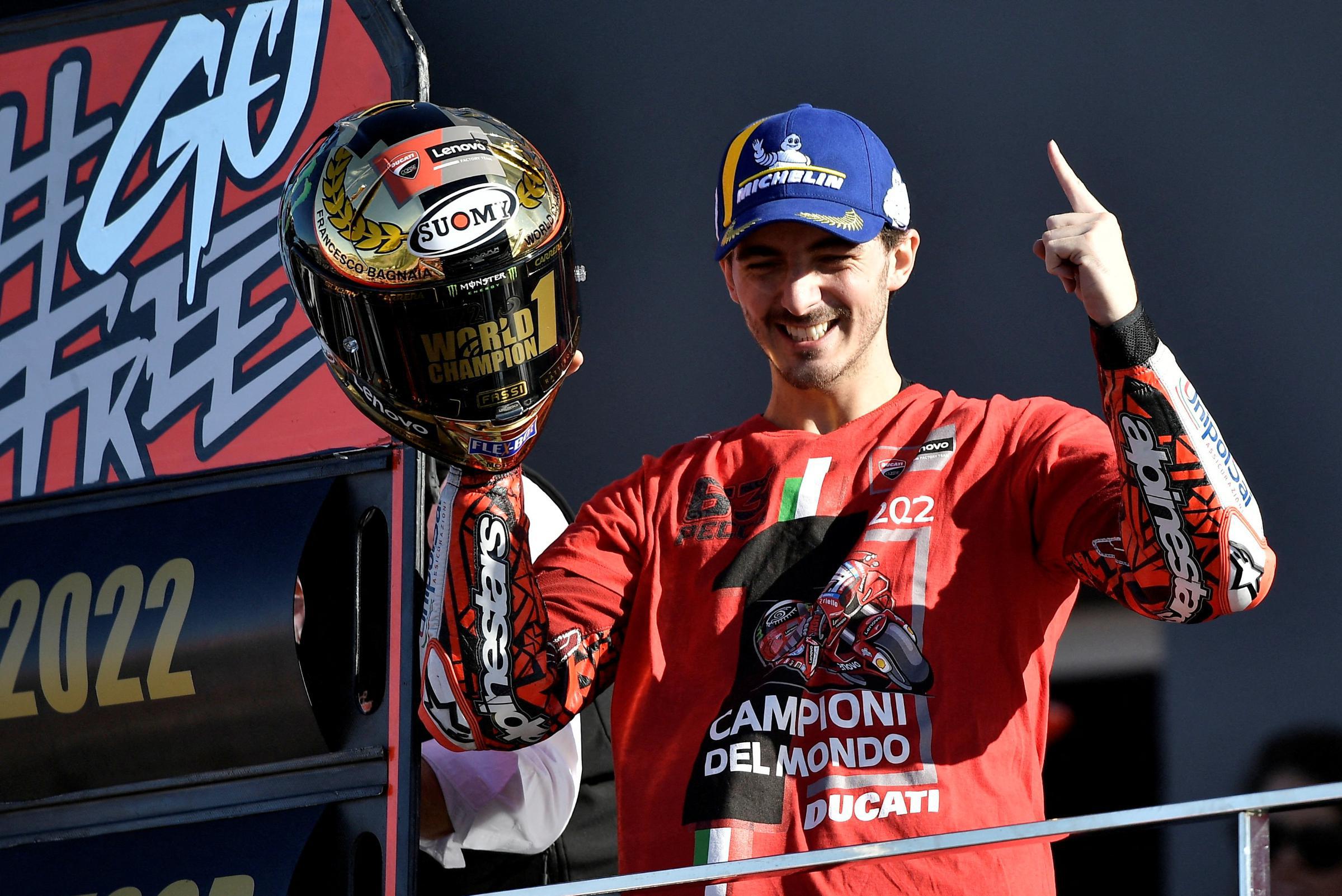 L’Italia ha un successore di Valentino Rossi: Francesco Bagnaia incorona il campione del mondo MotoGP 13 anni dopo Rossi