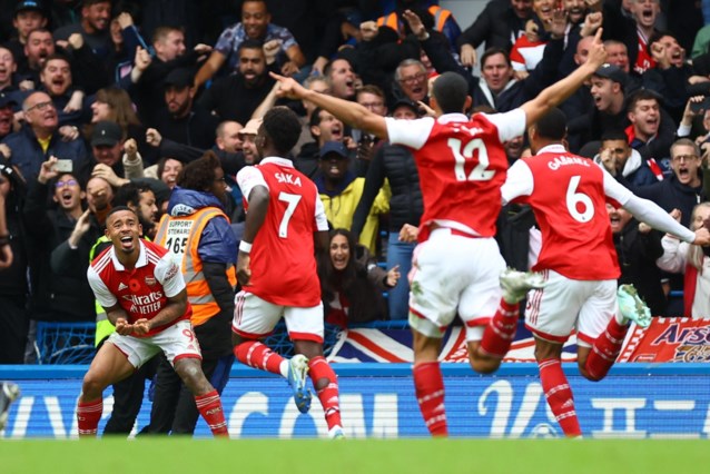 Arsenal heeft aan doelpunt van Gabriel genoeg om Chelsea te kloppen en leiding in Engeland opnieuw over te nemen 