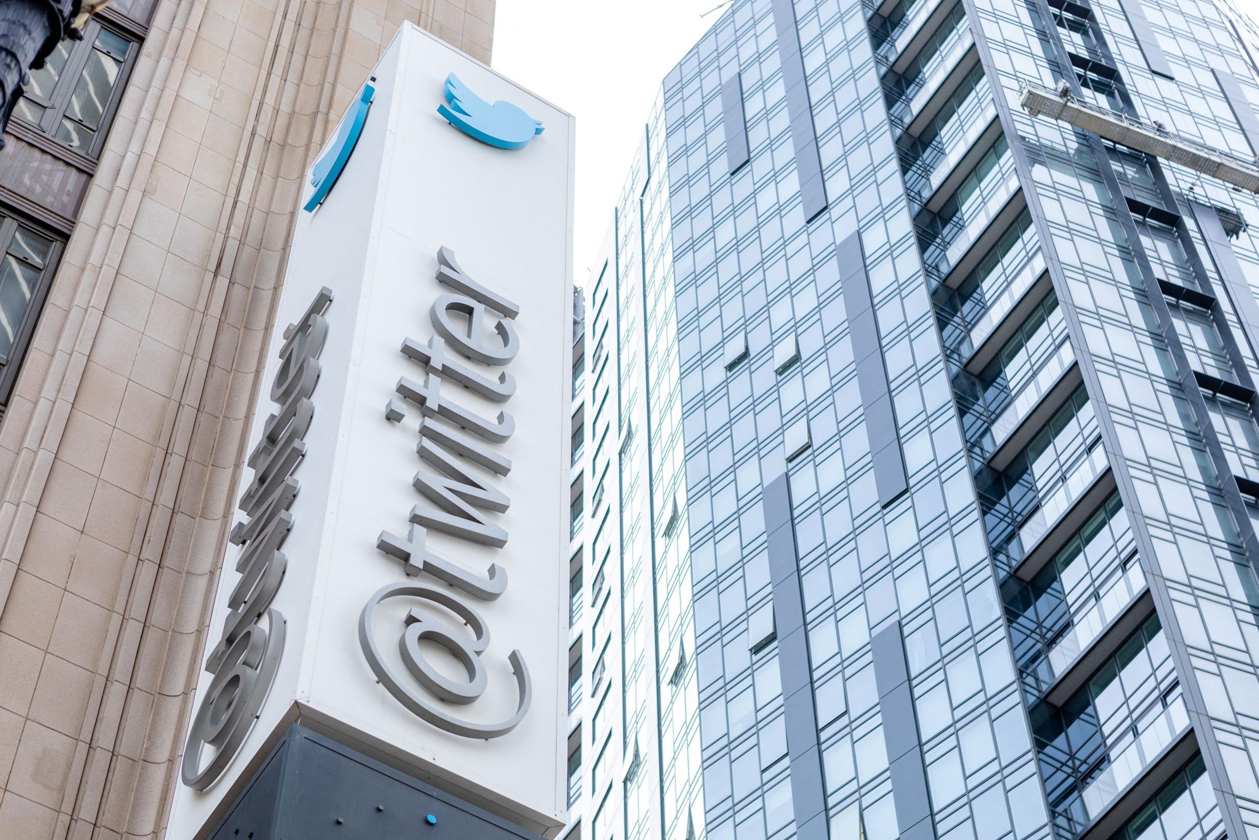 Twitter просит вернуться на работу десятки уволенных по ошибке сотрудников