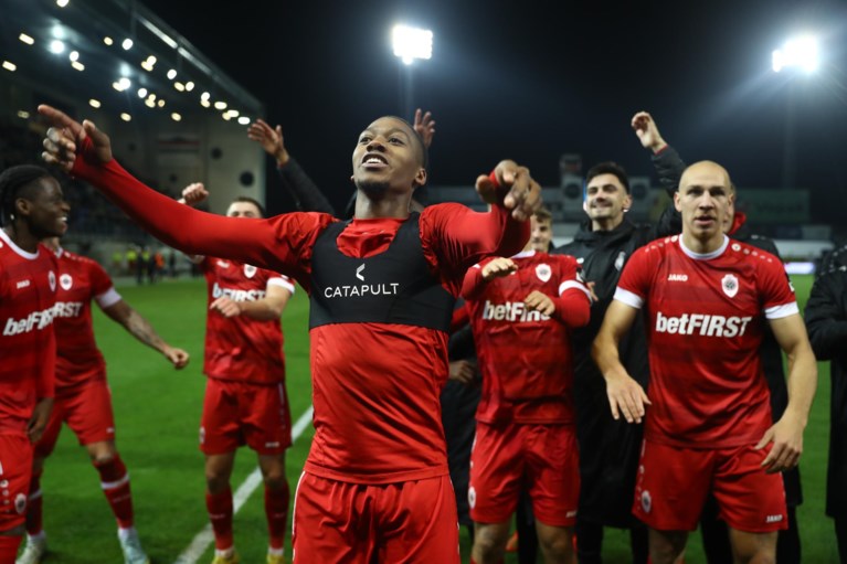 Tienkoppig Antwerp bekert verder na penalty’s tegen SK Beveren, Dieumerci Mbokani van held naar antiheld