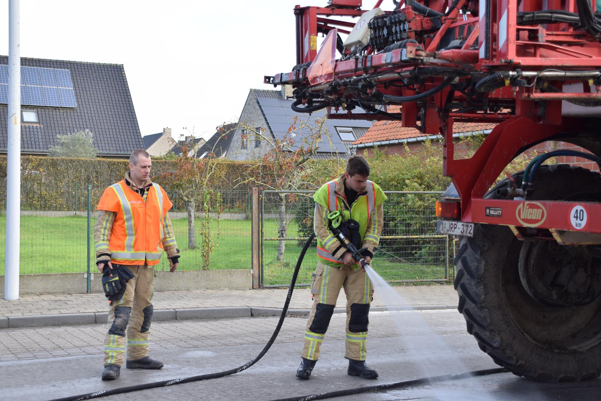 Brandweer ruimt lekkende olie op van landbouwmachine in Lo-Reninge