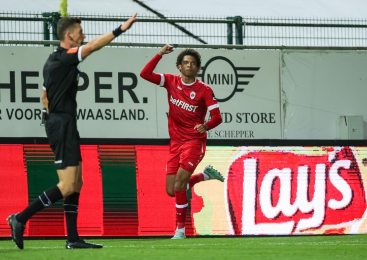 Tienkoppig Antwerp bekert verder na penalty’s tegen SK Beveren, Dieumerci Mbokani van held naar antiheld